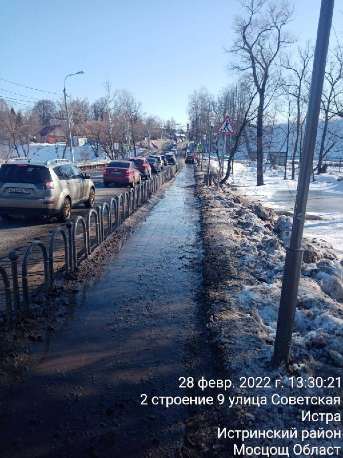 В музей — вплавь: истринцы пожаловались на огромные лужи | 28.02.2022 |  Истра - БезФормата